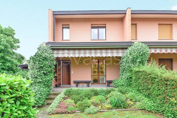 casa indipendente in vendita ad Erba