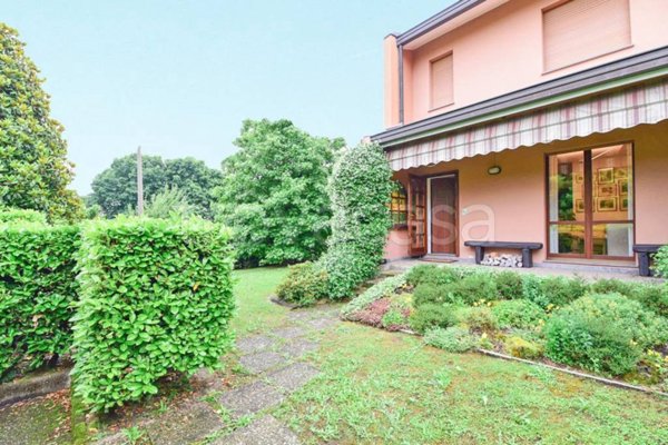 casa indipendente in vendita ad Erba