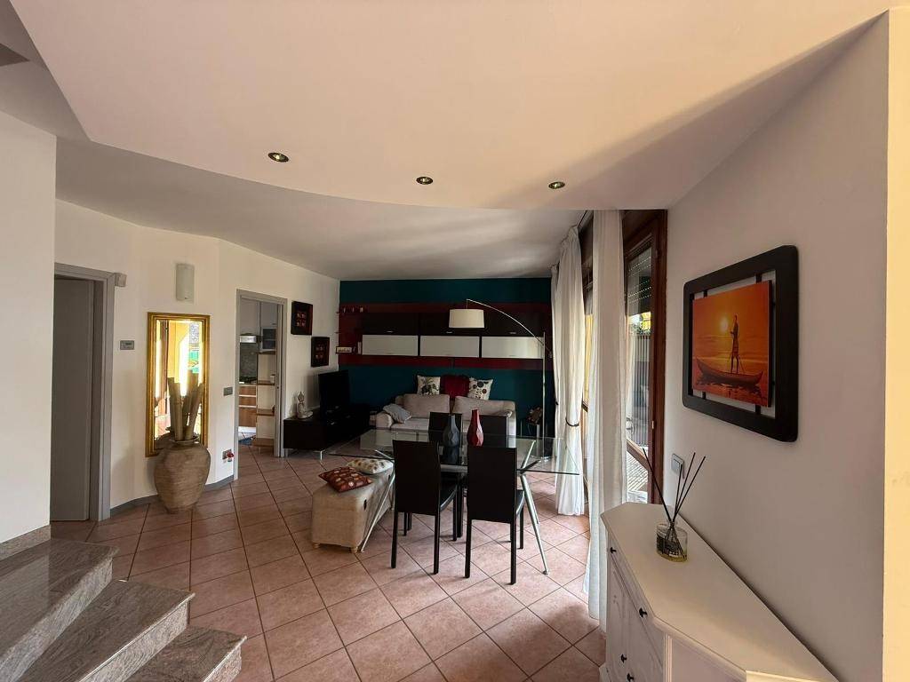 casa indipendente in vendita ad Erba