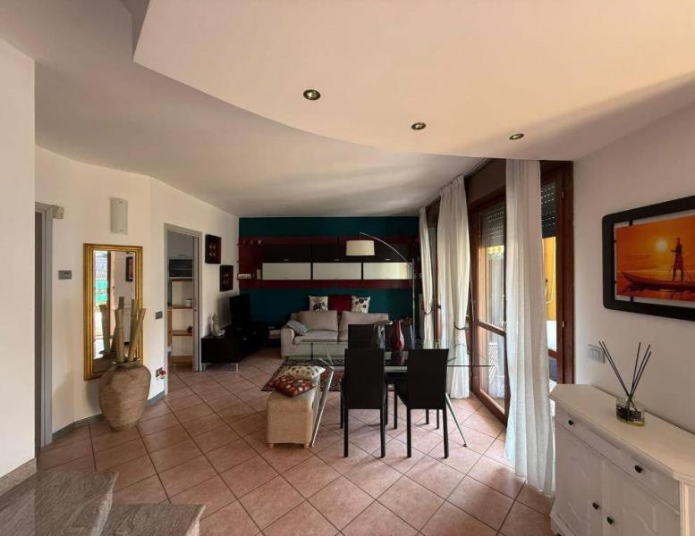 casa indipendente in vendita ad Erba