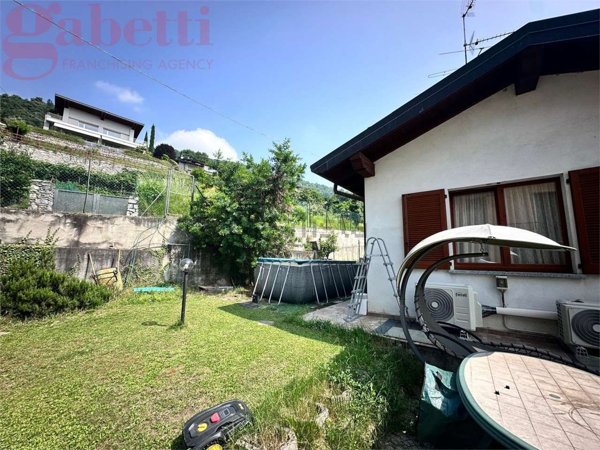 casa indipendente in vendita ad Erba