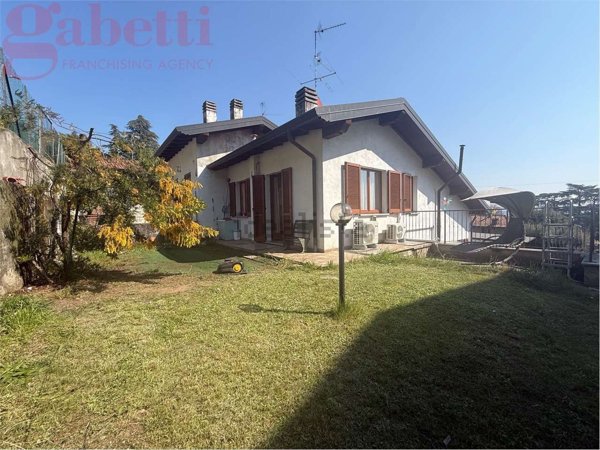 casa indipendente in vendita ad Erba