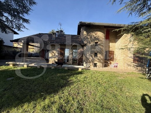 casa indipendente in vendita ad Erba