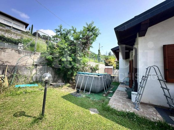 casa indipendente in vendita ad Erba