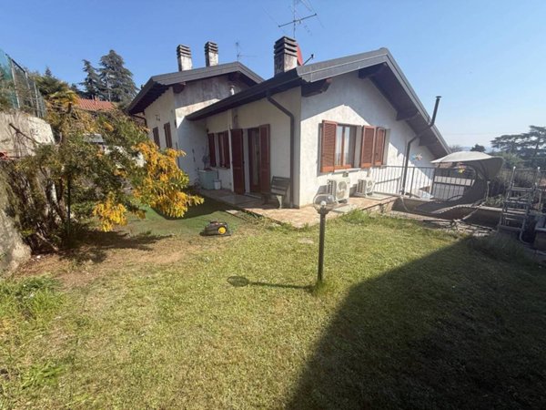 casa indipendente in vendita ad Erba