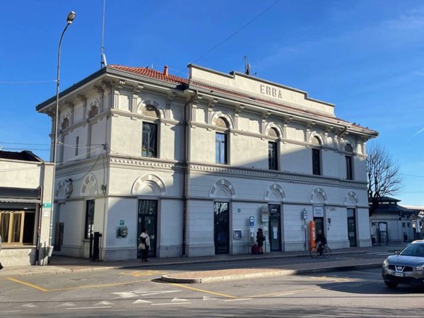 negozio in vendita ad Erba