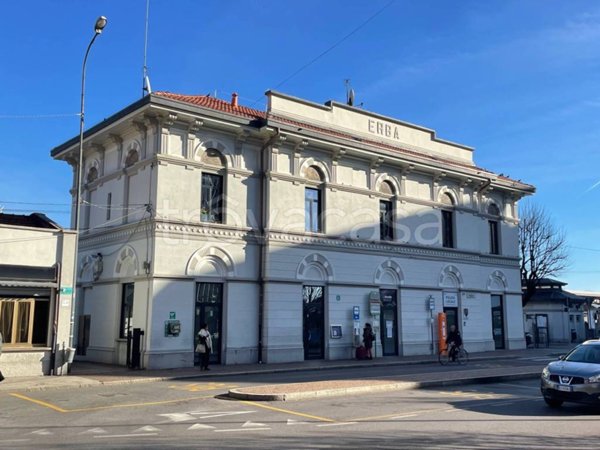 negozio in vendita ad Erba