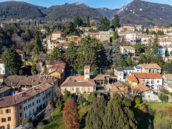 casa indipendente in vendita ad Erba