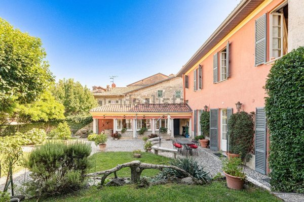 casa indipendente in vendita ad Erba