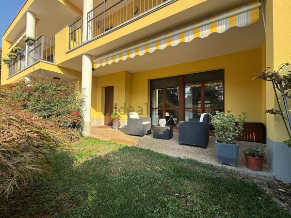 casa indipendente in vendita ad Erba