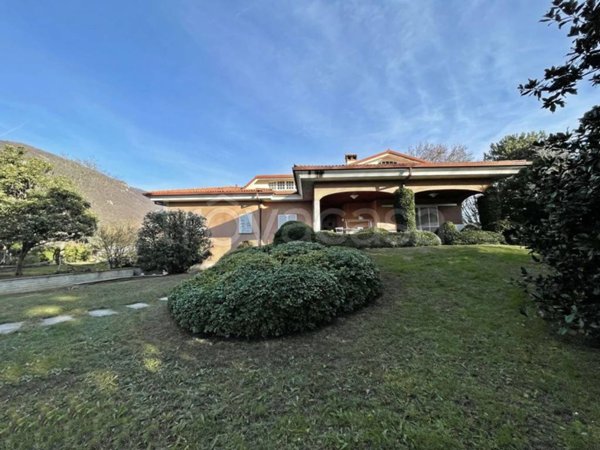 casa indipendente in vendita ad Erba