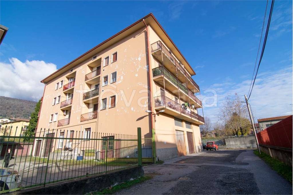 appartamento in vendita ad Erba