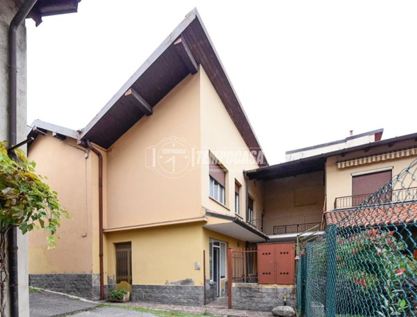casa indipendente in vendita ad Erba