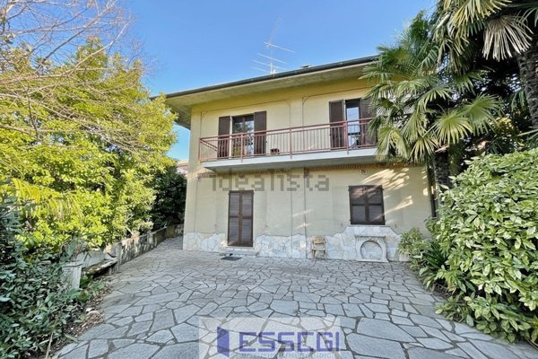 casa indipendente in vendita ad Erba