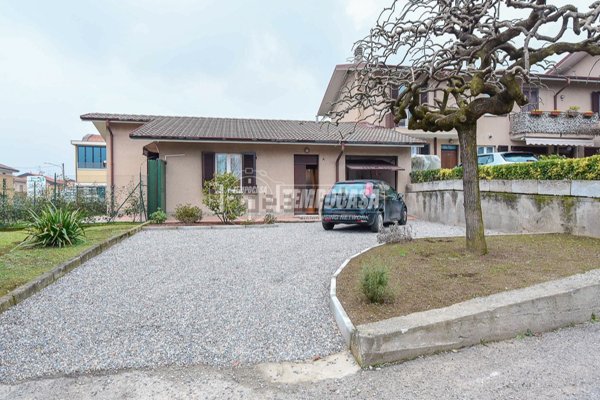 casa indipendente in vendita ad Erba