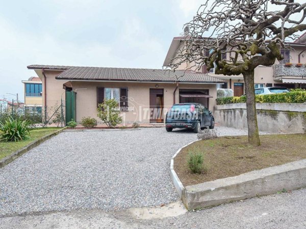 casa indipendente in vendita ad Erba