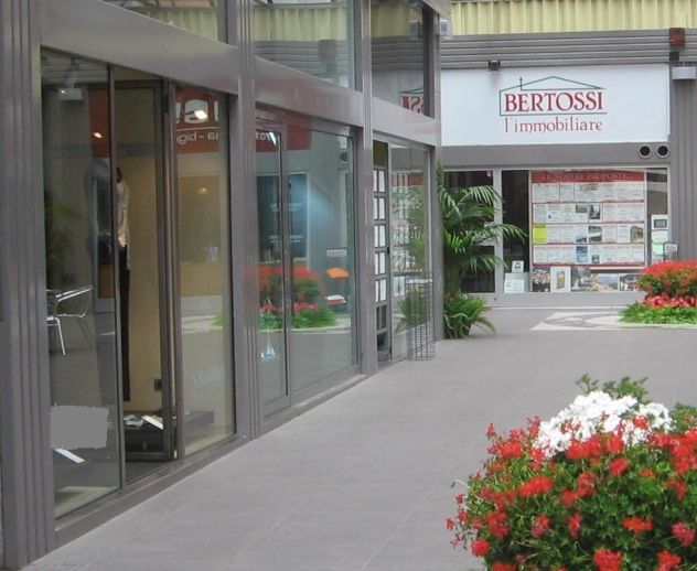 negozio in vendita ad Erba