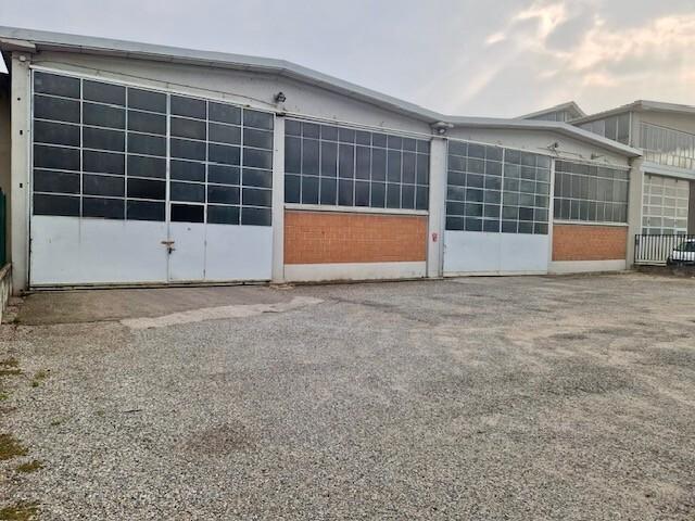 negozio in vendita ad Erba