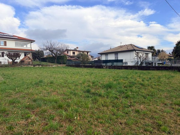 casa indipendente in vendita ad Erba