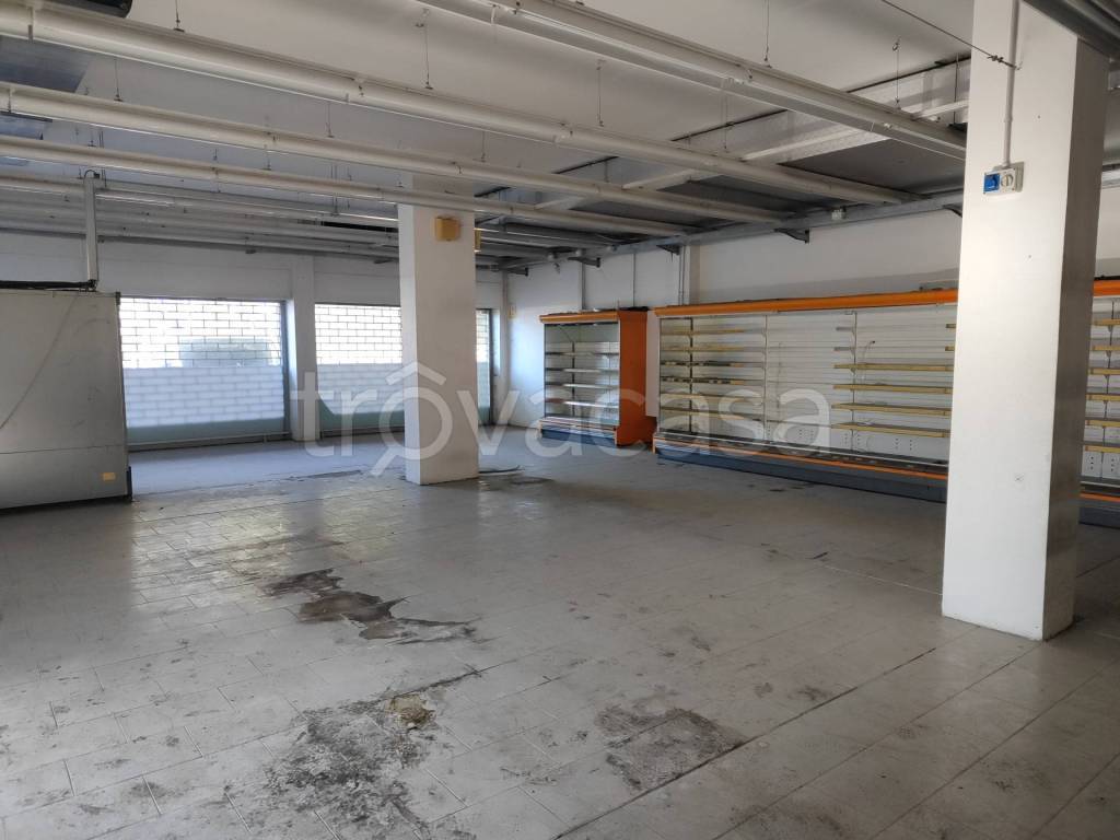 negozio in vendita ad Erba