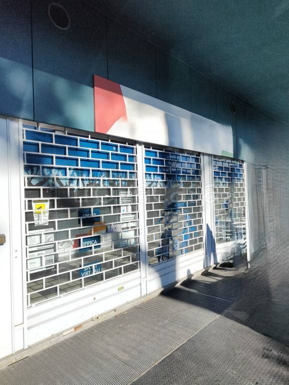 negozio in vendita ad Erba