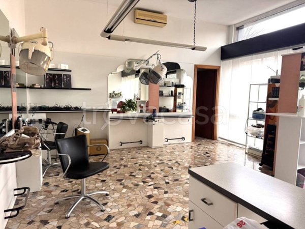 negozio in vendita ad Erba