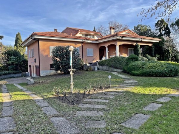 casa indipendente in vendita ad Erba