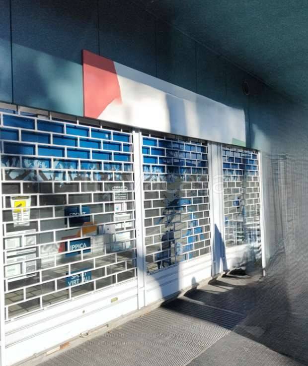 negozio in vendita ad Erba