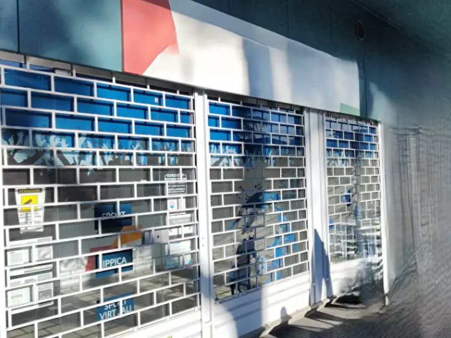 negozio in vendita ad Erba