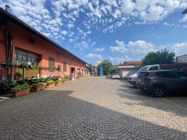 locale commerciale in vendita ad Erba