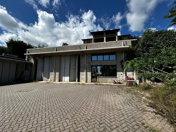 casa semindipendente in vendita ad Erba