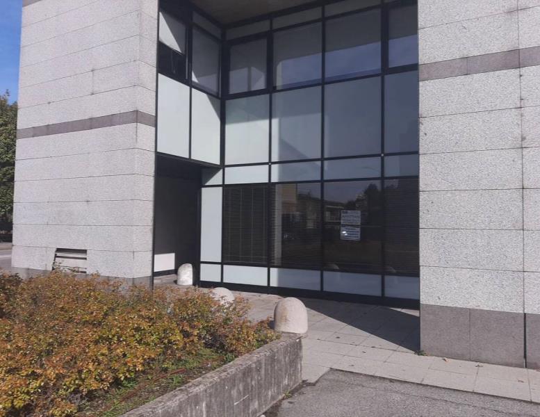 negozio in vendita ad Erba