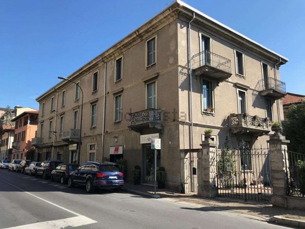 negozio in vendita ad Erba