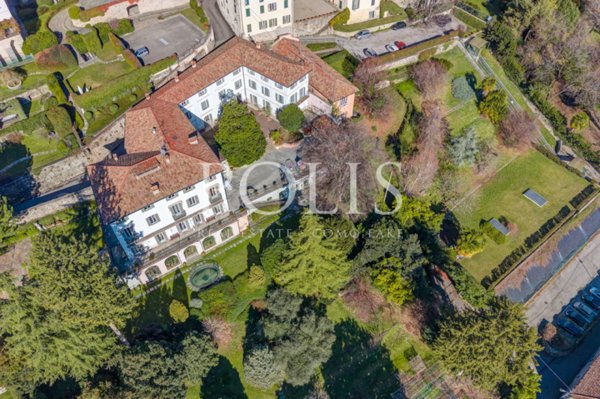 villa in vendita ad Erba