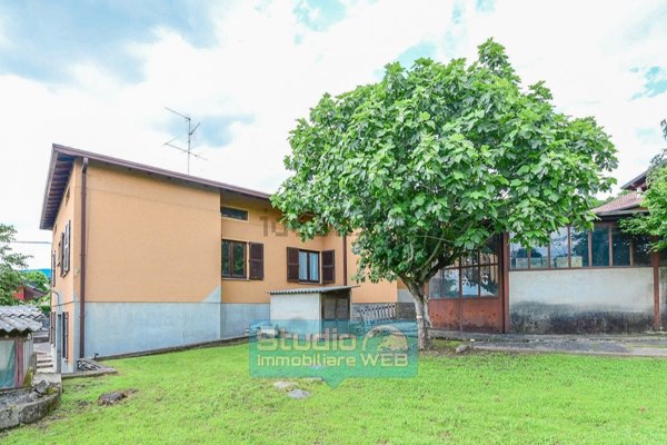 casa indipendente in vendita ad Erba