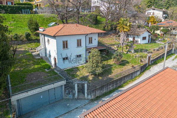 casa indipendente in vendita ad Erba