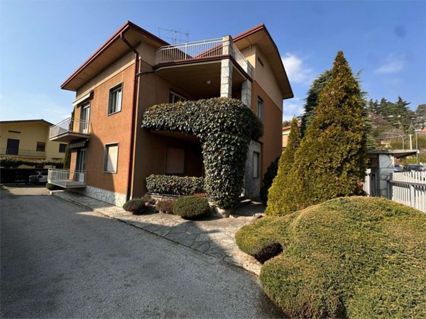 casa indipendente in vendita ad Erba