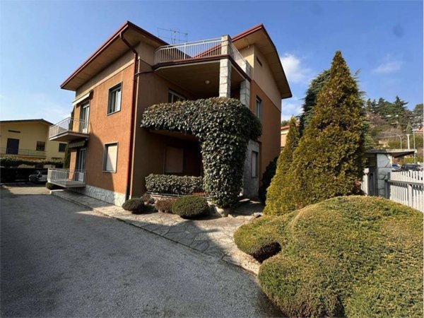 casa indipendente in vendita ad Erba