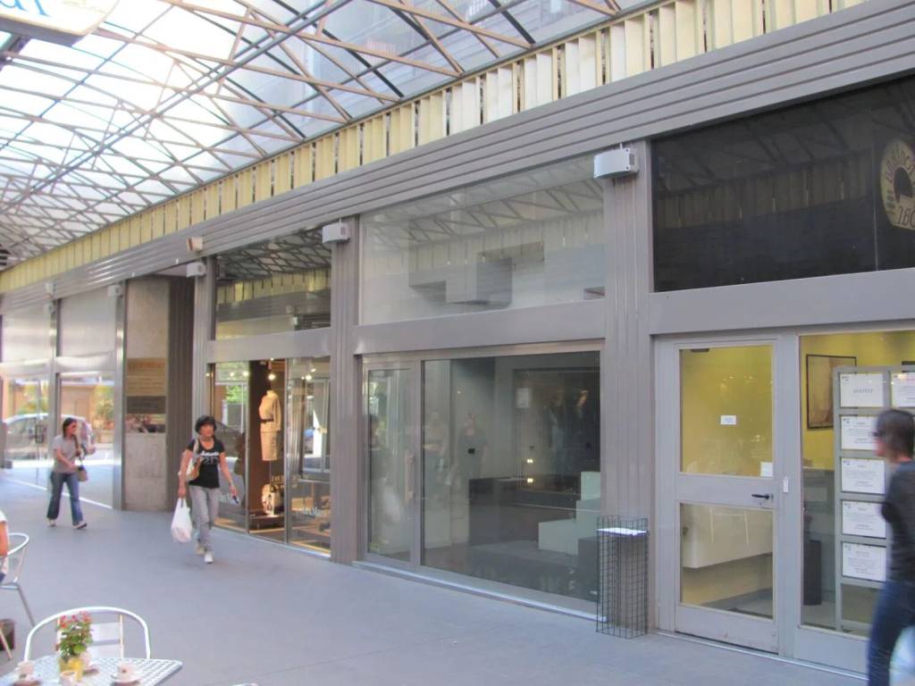 negozio in vendita ad Erba