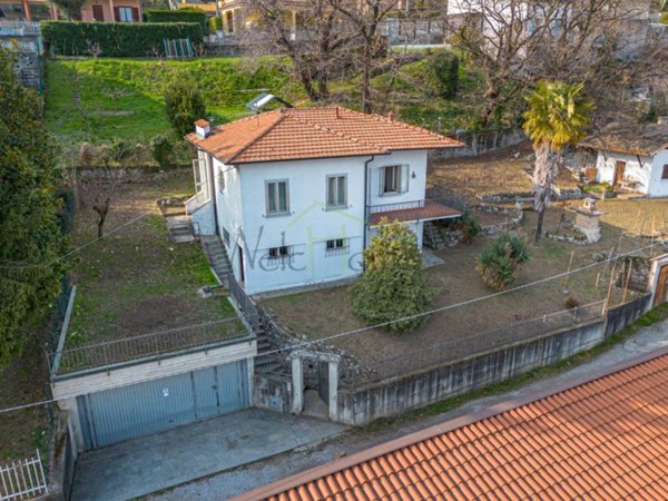 casa indipendente in vendita ad Erba