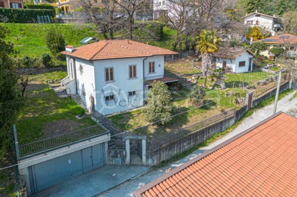 casa indipendente in vendita ad Erba