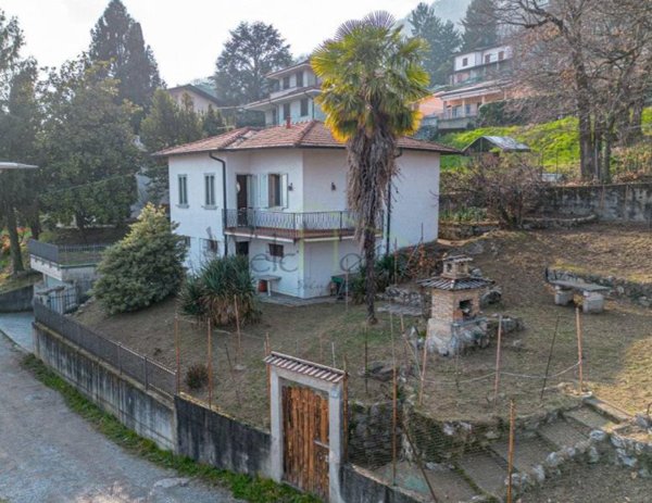 casa indipendente in vendita ad Erba