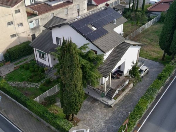 casa indipendente in vendita ad Erba