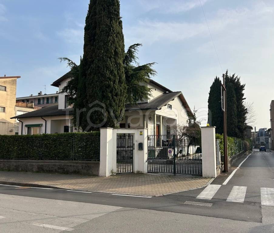 casa indipendente in vendita ad Erba