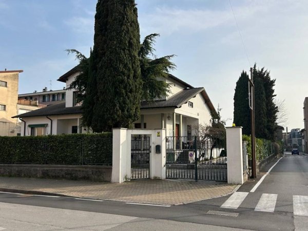 casa indipendente in vendita ad Erba