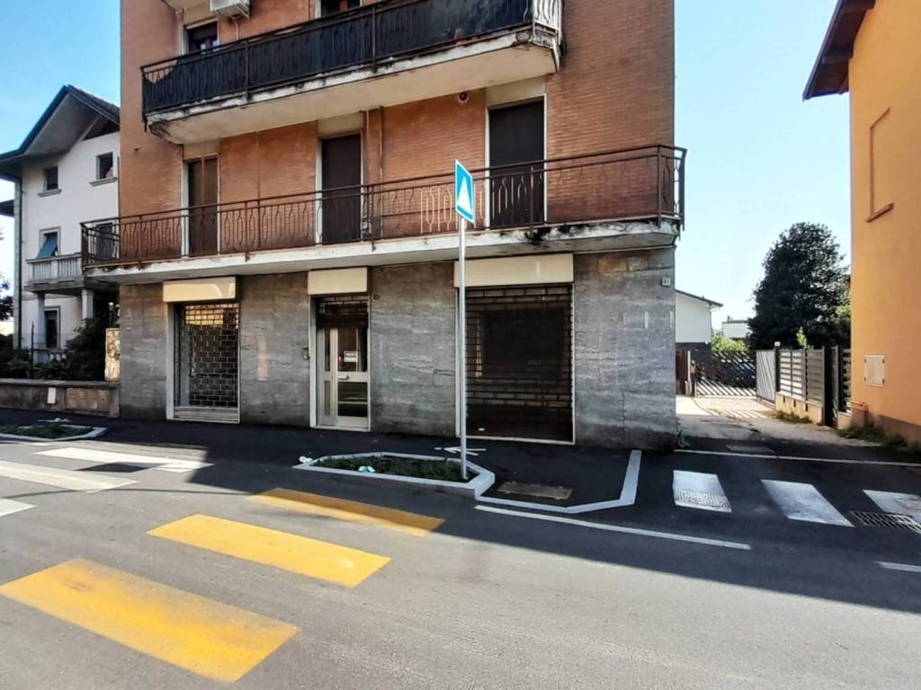 negozio in vendita ad Erba
