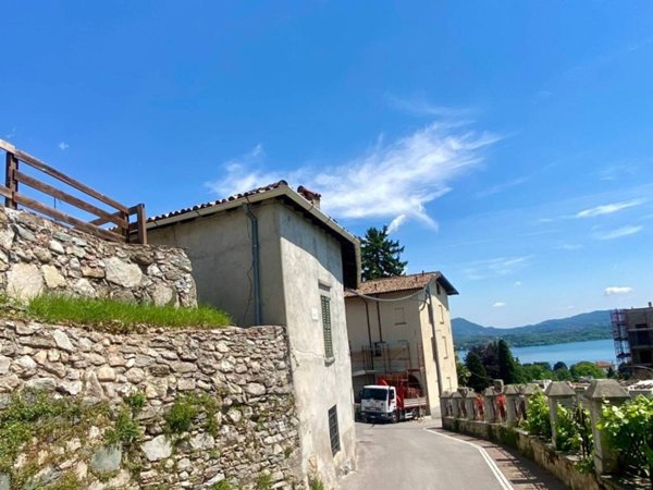 casa indipendente in vendita ad Erba