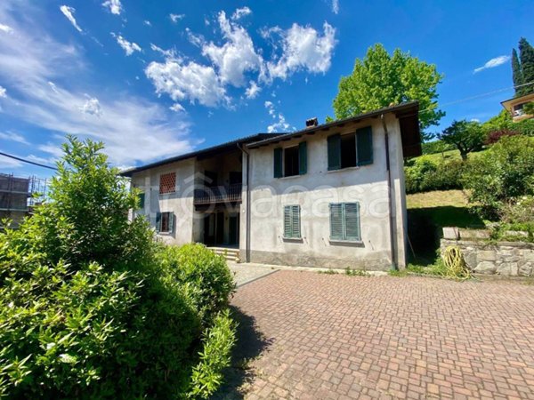 casa indipendente in vendita ad Erba