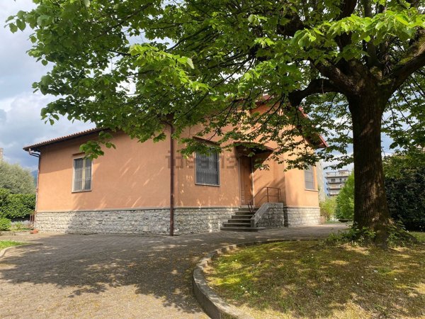 casa indipendente in vendita ad Erba