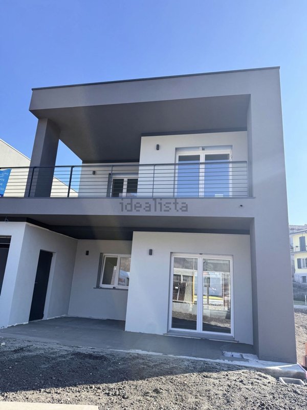 casa indipendente in vendita ad Erba